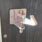 Kinderslot voor keukenkastjes plakken of schroeven, Minder dan 50 cm, Wit, Nieuw, Ophalen of Verzenden