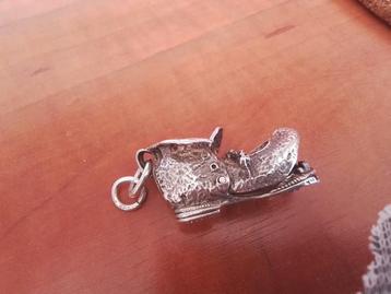 Zilveren hanger. beschikbaar voor biedingen