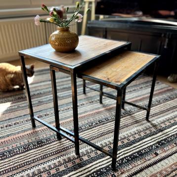 Metalen bijzettafels met houten blad beschikbaar voor biedingen