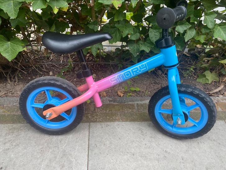 Story Racer loopfiets 2-4 jr blauw-roze, Kinderen en Baby's, Speelgoed | Buiten | Voertuigen en Loopfietsen, Zo goed als nieuw