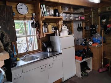 Blokhut met mooie ruime overkapping. beschikbaar voor biedingen