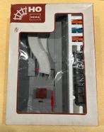 HEMA: automatische auto laad en losinatallatie, Hobby en Vrije tijd, Modeltreinen | H0, Gelijkstroom, Brug, Tunnel of Gebouw, Ophalen of Verzenden