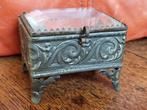 Ringendoosje van metaal met glazen deksel / Ringen kistje, Antiek en Kunst, Ophalen of Verzenden