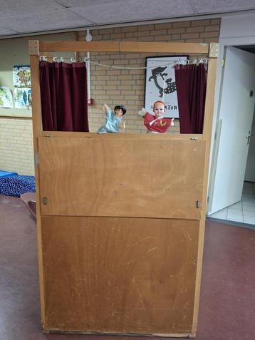 Poppenkast beschikbaar voor biedingen