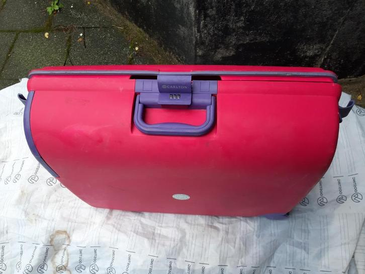 Carlton koffer, rood, lichtgewicht, op 2 stevige wielen, Sieraden, Tassen en Uiterlijk, Koffers, Gebruikt, Hard kunststof, 60 tot 70 cm