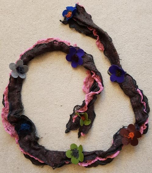 Sjaal bruin met bloemenpatroon hand gehaakt wollen sjalen, Kleding | Dames, Mutsen, Sjaals en Handschoenen, Gedragen, Sjaal, Maat 36 (S)