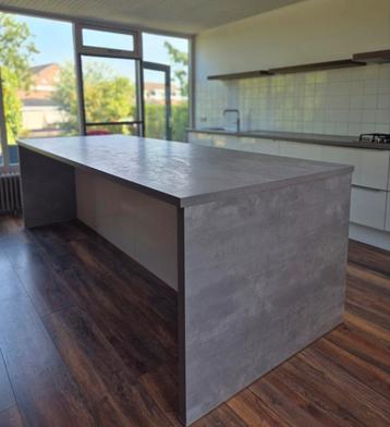 Complete keuken met kookeiland en inbouwapparatuur  beschikbaar voor biedingen