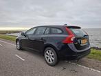 Volvo V60 T3 150pk 2011 Zwart 25-SNF-1, Auto's, Volvo, Voorwielaandrijving, 1596 cc, 74 €/maand, Zwart