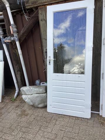 Nettte hardhouten achterdeur met dubbel glas beschikbaar voor biedingen