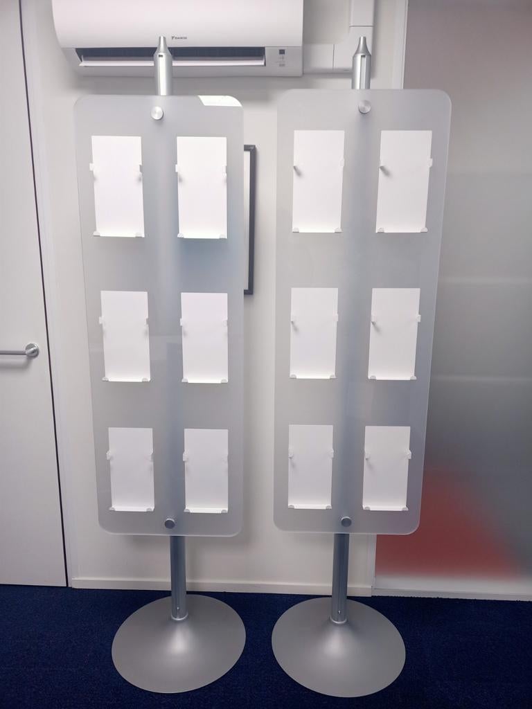 Twee goede displays/folderrek, Ophalen