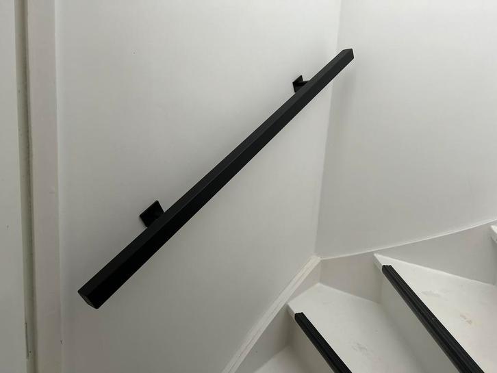 Mat zwarte stalen trapleuning - 145cm lang, Doe-het-zelf en Verbouw, Plinten en Afwerking, Zo goed als nieuw, Overige typen, Overige materialen