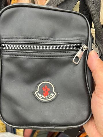 Moncler schoudertasje beschikbaar voor biedingen