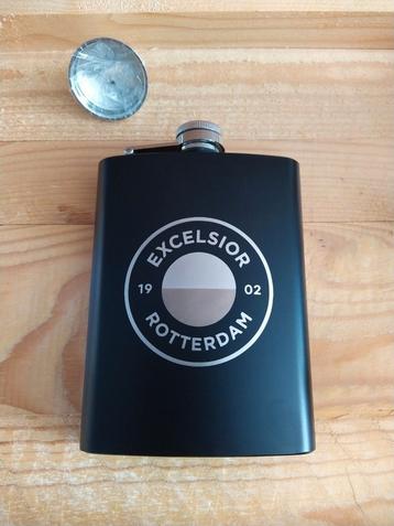 Nieuwe zwarte heupfles met gegraveerd logo. Excelsior.  beschikbaar voor biedingen