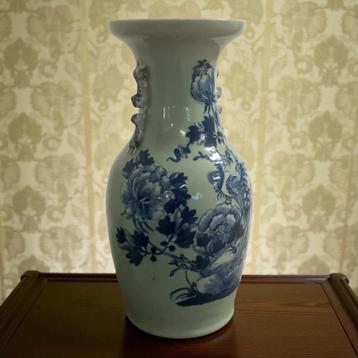Antieke Chinese Celadon Vaas, Qing Dynastie beschikbaar voor biedingen