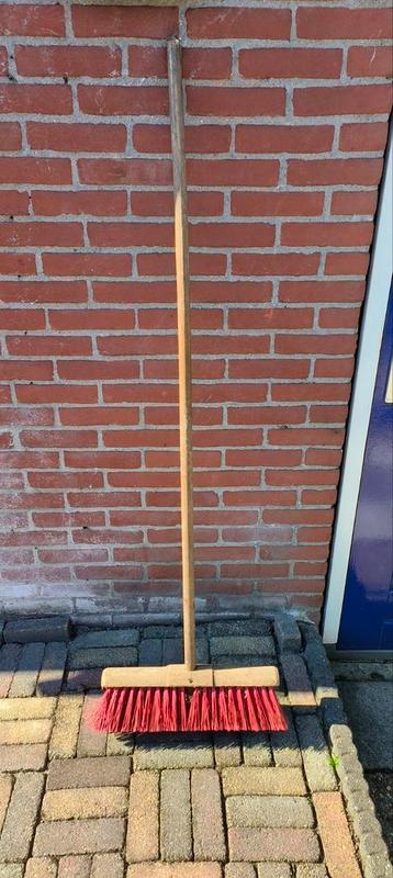 Bezem - Handig voor buiten. beschikbaar voor biedingen