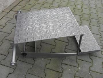 RVS 2 treden trap beschikbaar voor biedingen