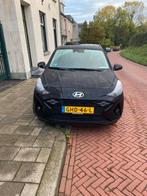 Hyundai i10 1.0i 67pk 2024 Zwart, Auto's, 899 kg, 4 stoelen, Zwart, Origineel Nederlands