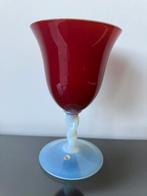 Murano kelk glas vaas rood voet van melkglas, Antiek en Kunst, Ophalen of Verzenden