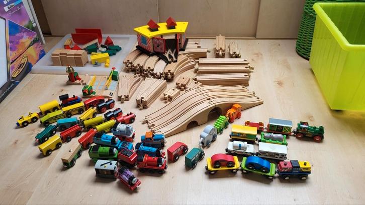 Houten treinbaan met veel treintjes, rails en assecoires, Kinderen en Baby's, Speelgoed | Houten speelgoed, Gebruikt, Ophalen