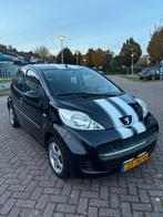 Sportieve zw/wit Peugeot 107 1.0 12V 5DR 2-TRONIC 2009 Zwart, Stof, 4 stoelen, Origineel Nederlands, Particulier