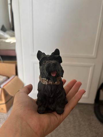 Beeldje hond beschikbaar voor biedingen