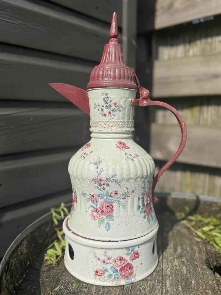 Decoratieve vintage theepot met onderstel – romantisch bloem, Huis en Inrichting, Woonaccessoires | Overige, Gebruikt, Ophalen of Verzenden