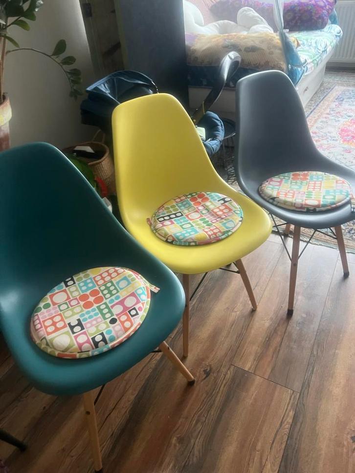 Drie in Eames-stijl(kopie)stoelen in goede staat, Antiek en Kunst, Antiek | Meubels | Stoelen en Banken, Ophalen of Verzenden