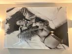 Photo on plexiglass ‘Lady in Bed’ by Jordi Gomez, Zo goed als nieuw, 100 tot 125 cm, Ophalen, 75 cm of meer