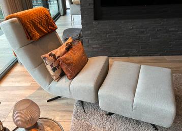 Lichtgrijze fauteuil met voetenbank