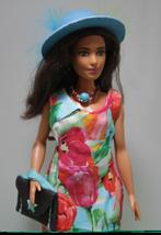 Barbie kleding Curvy 66: tricot jurk, hoed tas en ketting, Verzenden, Nieuw, Barbie