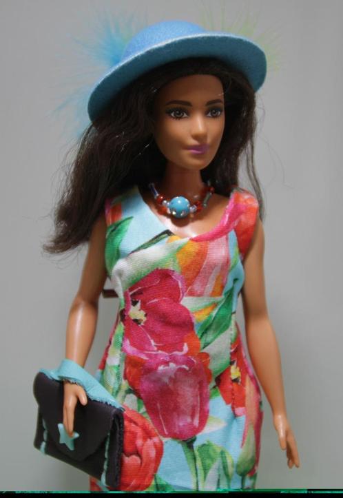 Barbie kleding Curvy 66: tricot jurk, hoed tas en ketting, Kinderen en Baby's, Speelgoed | Poppen, Nieuw, Barbie, Verzenden