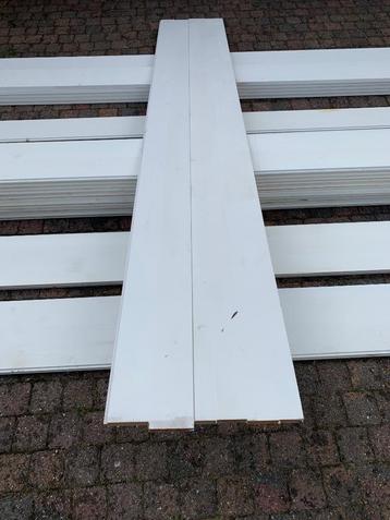 Meubelmakers grenen houten delen beschikbaar voor biedingen