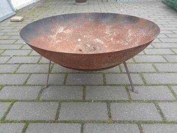 Grote verroeste vuurschaal dia 60 cm op voetjes beschikbaar voor biedingen