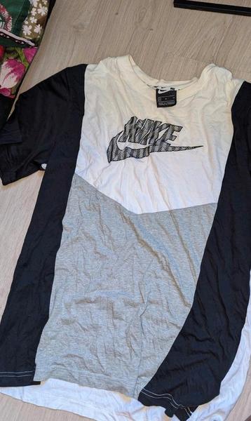 Hoodie en Nike T shirt beschikbaar voor biedingen