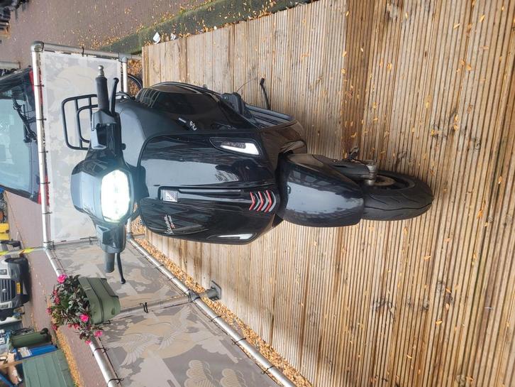 Vespa sprint met begrenser, Fietsen en Brommers, Snorfietsen en Snorscooters, Zo goed als nieuw, Vespa, Benzine, Ophalen