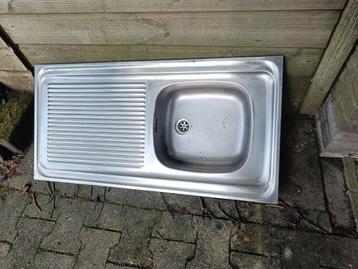 Metalen wasbak. beschikbaar voor biedingen