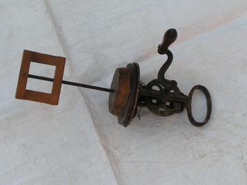 Antieke houten handmixer beschikbaar voor biedingen