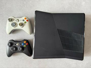 Xbox 360 Slim + 2 Controllers & Accessoires beschikbaar voor biedingen