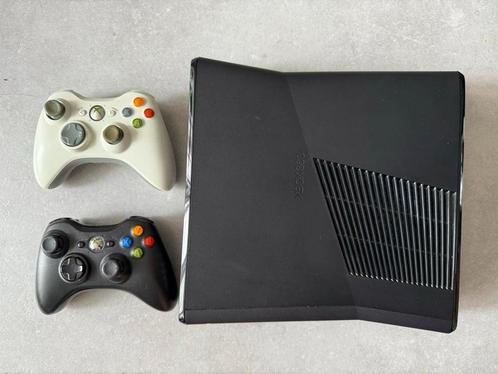 Xbox 360 Slim + 2 Controllers & Accessoires, Spelcomputers en Games, Games | Xbox 360, Gebruikt, Overige genres, 3 spelers of meer