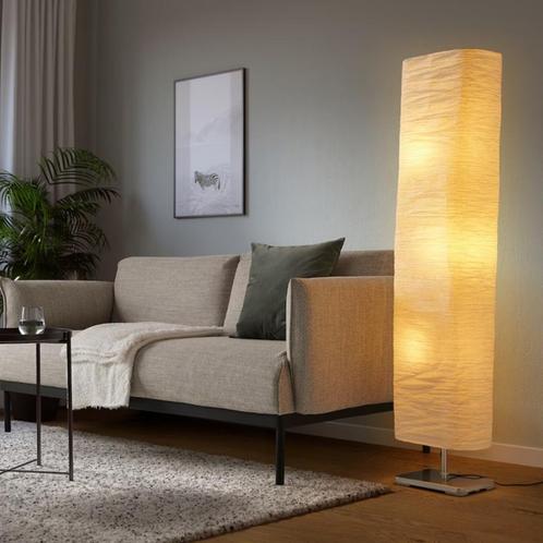 Decoratieve staande vloerlamp met een massieve voet, Huis en Inrichting, Lampen | Vloerlampen, Zo goed als nieuw, 100 tot 150 cm