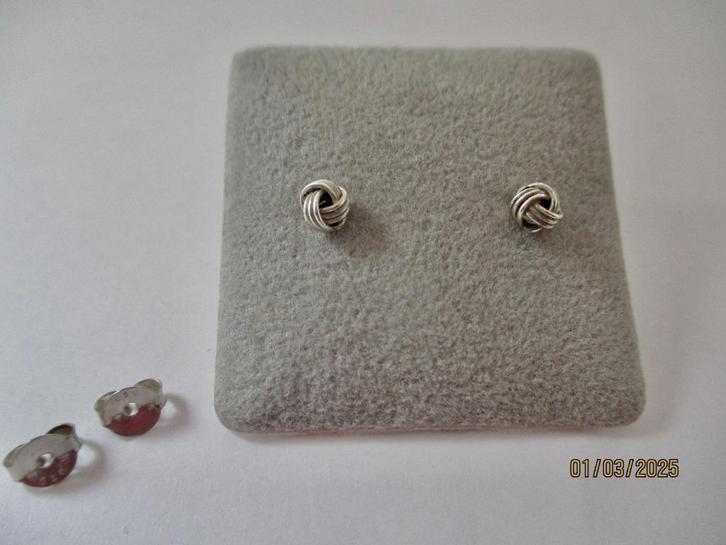 Zilveren Eeuwige Knoop oorbelletjes 4 mm. ø 925 zilver, Sieraden, Tassen en Uiterlijk, Oorbellen, Zo goed als nieuw, Knopjes of Stekers