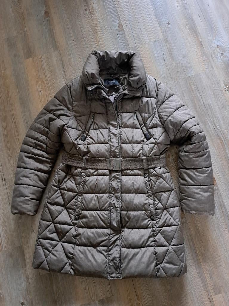 Mooie taupe winterjas District mt 46 maar valt als 44, Bruin, Maat 42/44 (L), Ophalen of Verzenden, Zo goed als nieuw