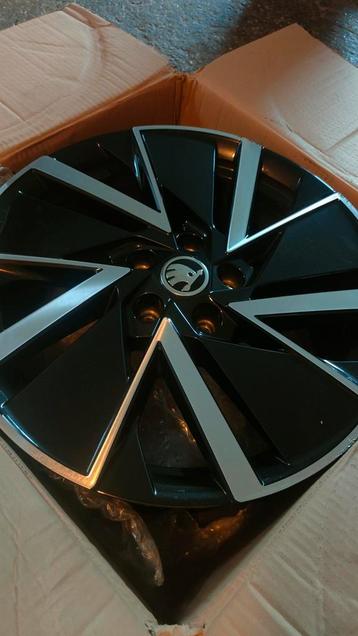 1x Velg Skoda Octavia Combi (licht beschadigd) beschikbaar voor biedingen