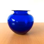 Prachtige Royal blue blauw glazen bol vaas, Blauw, Ophalen of Verzenden, Zo goed als nieuw