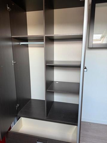 Bruine kledingkast met silver elementen
