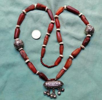 Ketting met oude agaat trade beads en andere kralen beschikbaar voor biedingen