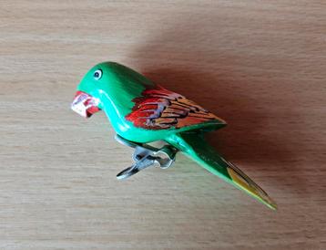 Houten vogel papagaai met clip beschikbaar voor biedingen