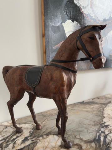 Groot vintage papier-maché paard met leren zadel, 46 cm hoog beschikbaar voor biedingen