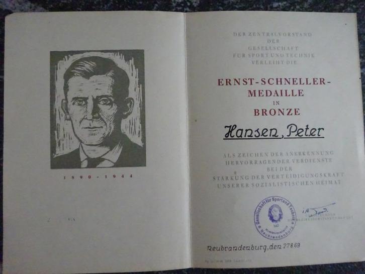 DDR:  Ernst Schneller oorkonde brons 1969, Verzamelen, Militaria | Algemeen, Landmacht, Embleem of Badge, Duitsland, Ophalen of Verzenden