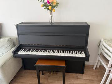 Nieer piano beschikbaar voor biedingen